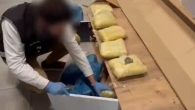 Antalya’da TV ünitesine 12 paket halinde 7 kilogram skunk gizleyip,