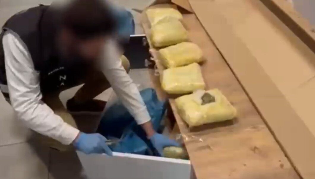 Antalya’da TV ünitesine 12 paket halinde 7 kilogram skunk gizleyip,