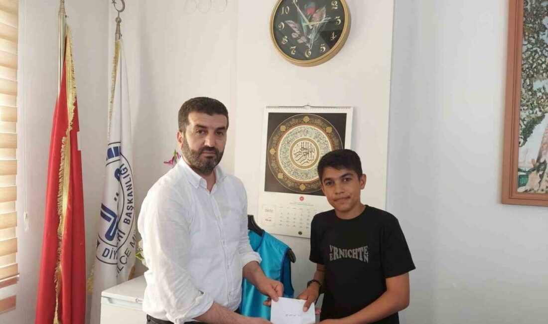 Umre Ödüllü Gençlik Bilgi Yarışması’nda dereceye giren öğrencilere ödülleri verildi.