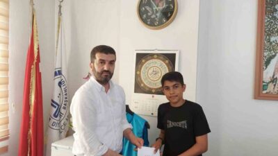 Umre Ödüllü Gençlik Bilgi Yarışması’nda dereceye giren öğrencilere ödülleri verildi.