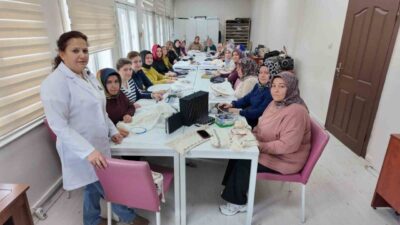 Kayseri Büyükşehir Belediyesi bünyesinde faaliyet gösteren KAYMEK; ücretsiz kurslarla unutulmaya