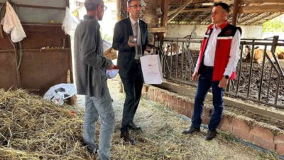 Uşak İl Tarım ve Orman Müdürü Serkan Bilir, teknik personellerle