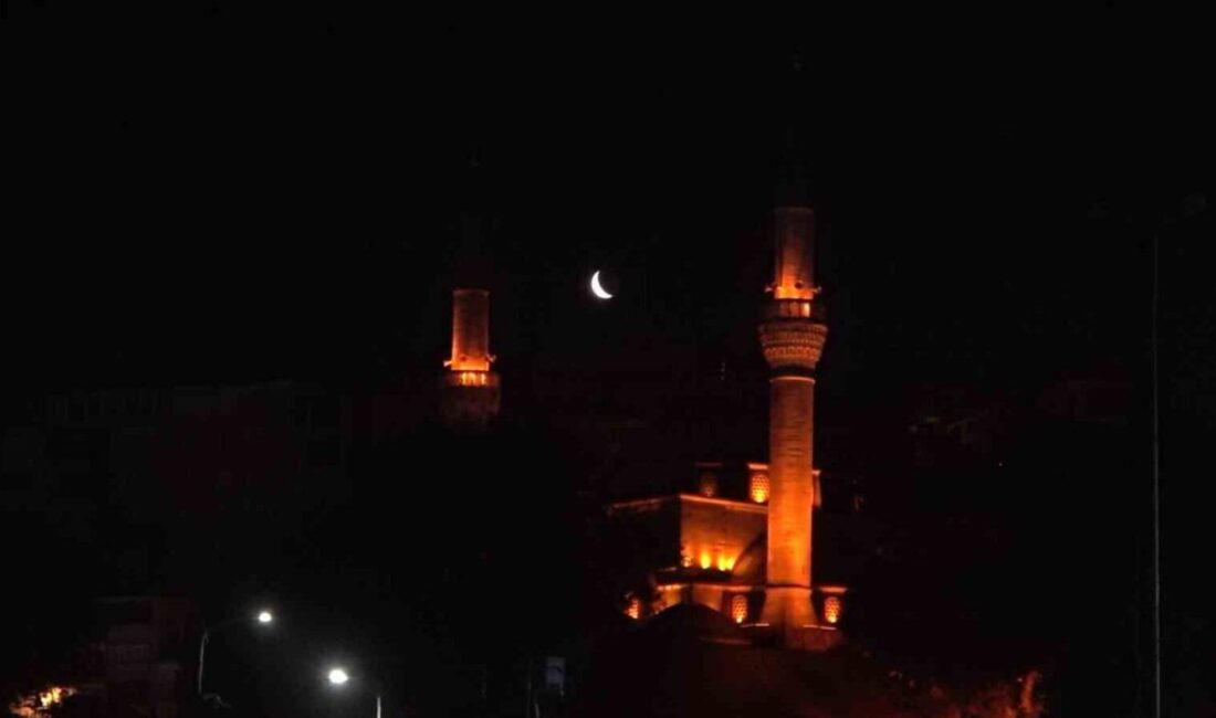 Üsküdar Mihrimah Sultan Camii’nin ışıklandırılan iki minaresi arasında beliren hilal,