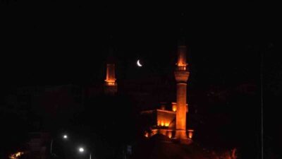 Üsküdar Mihrimah Sultan Camii’nin ışıklandırılan iki minaresi arasında beliren hilal,