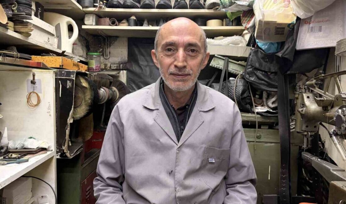 Kayseri’de ayakkabı tamirciliği yapan usta, havaların ısınmasıyla birlikte yazlık ayakkabı