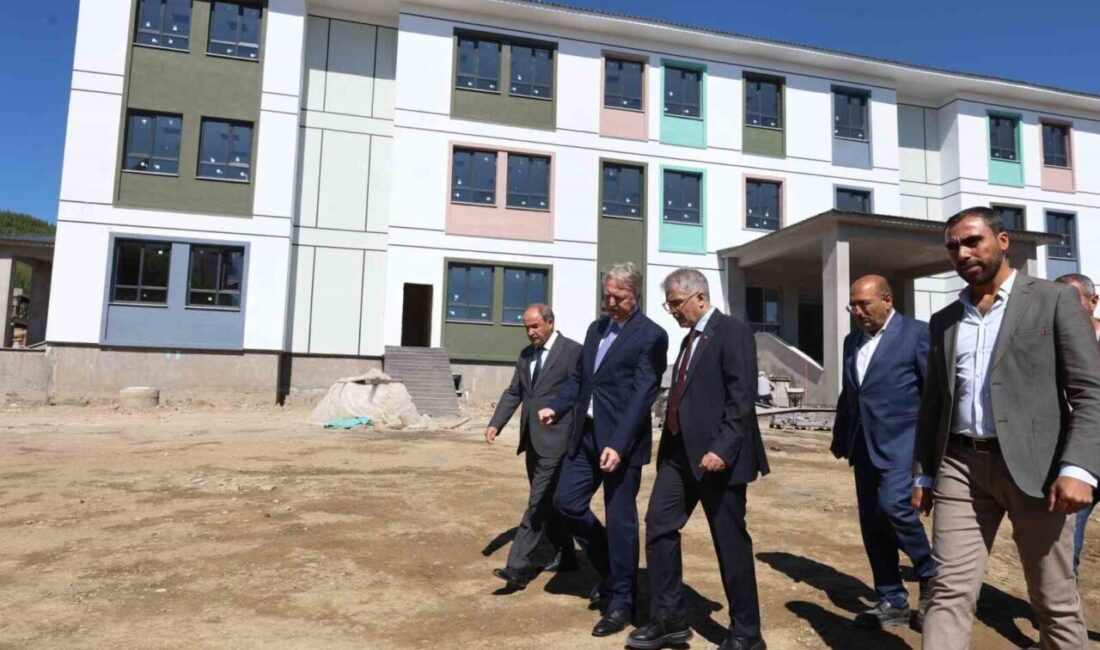Bingöl Valisi Cahit Çelik, hayırsever tarafından yaptırılan okul inşaatında incelemelerde