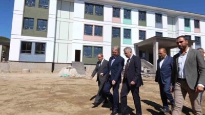 Bingöl Valisi Cahit Çelik, hayırsever tarafından yaptırılan okul inşaatında incelemelerde