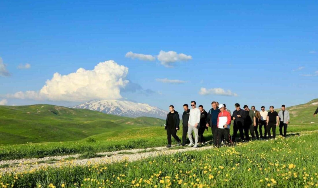 Bitlis Valisi Ahmet Karakaya, eşi Özlem Karakaya ile birlikte Ahlat