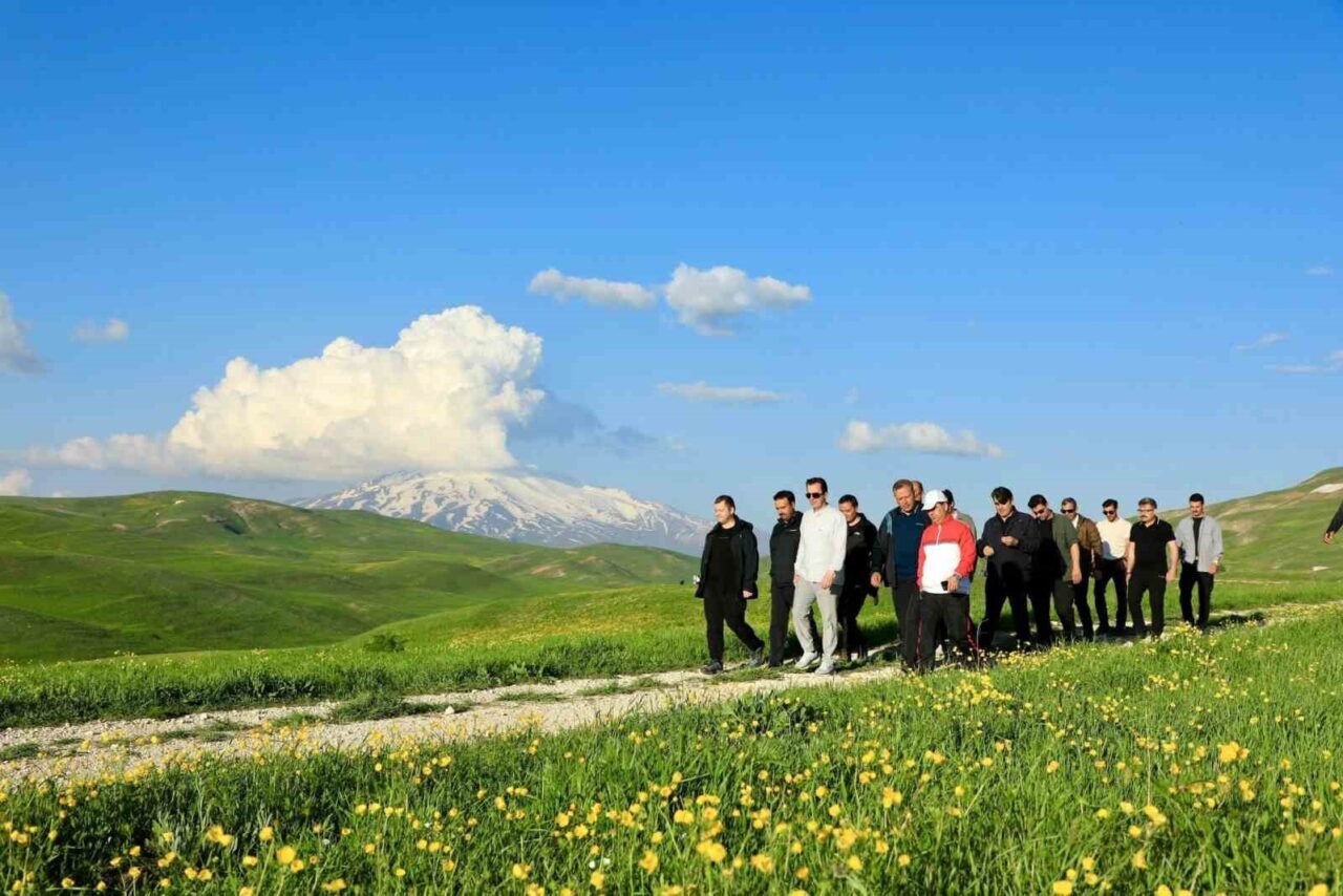 Bitlis Valisi Ahmet Karakaya, eşi Özlem Karakaya ile birlikte Ahlat