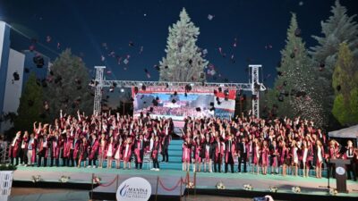 Manisa Celal Bayar Üniversitesi Tıp Fakültesi mezuniyet töreninde genç doktorların