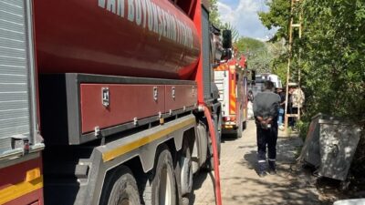 Van’ın İpekyolu ilçesinde çıkan yangında bir ev, samanlık ve odunluk