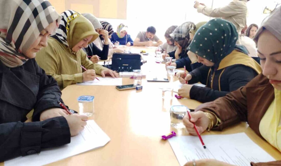 Çorum’da anne ve babalar çocuklarının yerine okulda sınava girerek öğrencilerin