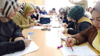Çorum’da anne ve babalar çocuklarının yerine okulda sınava girerek öğrencilerin