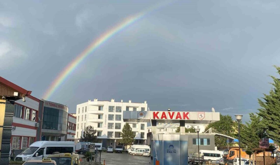 Samsun’un Kavak ilçesinde etkili olan yağmur yağışının ardından gökyüzünde oluşan