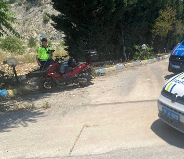 Bilecik’te akaryakıt istasyonundan yakıt alan motosiklet sürücüsü saniyeler sonra kaza
