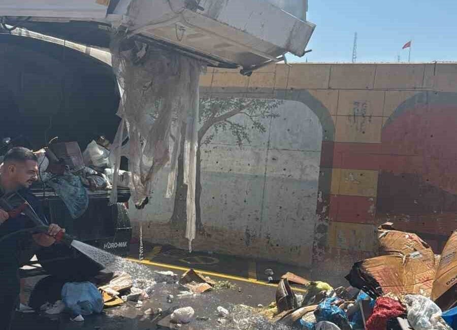 Yalova’da seyir halindeki çöp kamyonunda çıkan yangını fark eden sürücü,