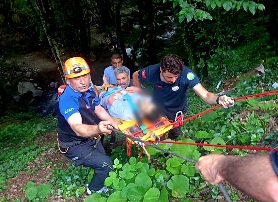 Yalova’nın Termal ilçesinde motosikletiyle yaklaşık 30 metre derinliğindeki vadiye düşen
