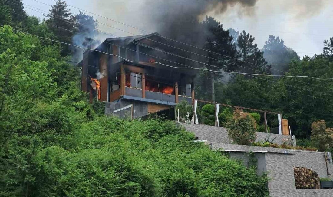 Kastamonu’nun İnebolu ilçesinde üç katlı villada çıkan yangın sırasında mahsur
