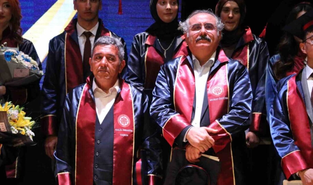 Sivas Cumhuriyet Üniversitesi İletişim Fakültesi mezuniyet töreninde yaşlarıyla dikkat çeken