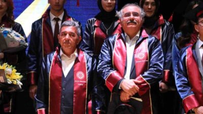 Sivas Cumhuriyet Üniversitesi İletişim Fakültesi mezuniyet töreninde yaşlarıyla dikkat çeken