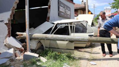 Denizli’nin Beyağaç ilçesinde meydana gelen trafik kazasında, kontrolden çıkan bir
