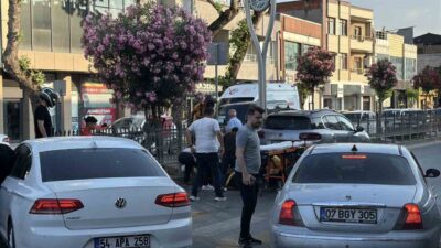 Sakarya’nın Adapazarı ilçesinde SUV aracın yaya geçidinde çarptığı kadın yaralandı.