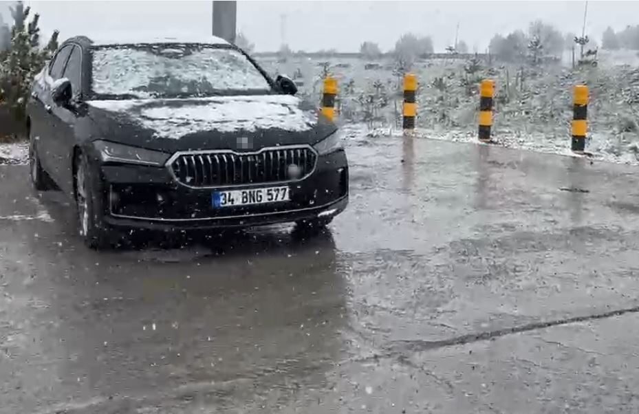 Ardahan’ın Posof ilçesinde yaylada hayvanlarını otlatan vatandaşlar, aniden bastıran karla