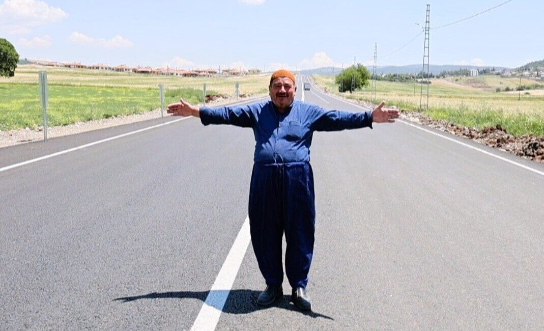Kahramanmaraş’ta bir vatandaş, yenilenerek sıcak asfaltla buluşturulan yolda seyir halindeyken