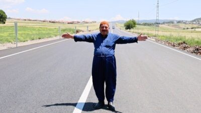 Kahramanmaraş’ta bir vatandaş, yenilenerek sıcak asfaltla buluşturulan yolda seyir halindeyken