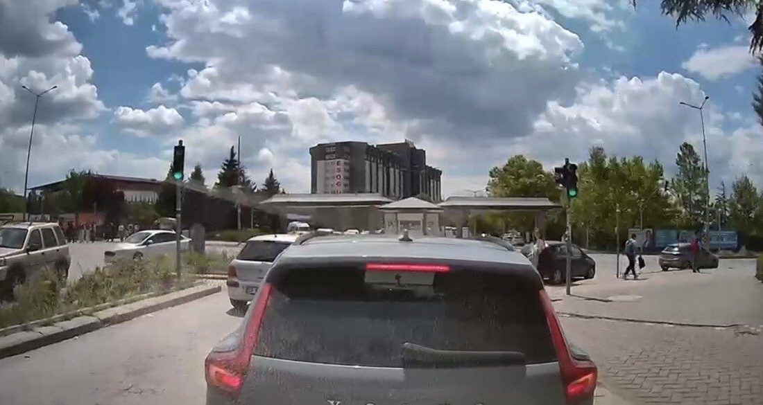 Eskişehir’de yanan yeşil ışığa rağmen dörtlü flaşör yakıp bekleyen ve