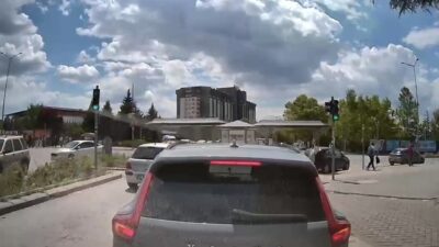 Eskişehir’de yanan yeşil ışığa rağmen dörtlü flaşör yakıp bekleyen ve