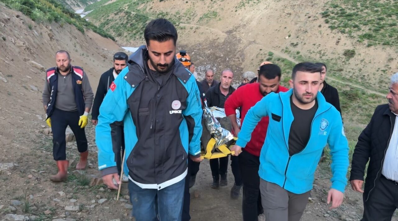 Hakkari’nin Yüksekova ilçesinde sarp kayalıkların bulunduğu alanda ot toplarken düşerek