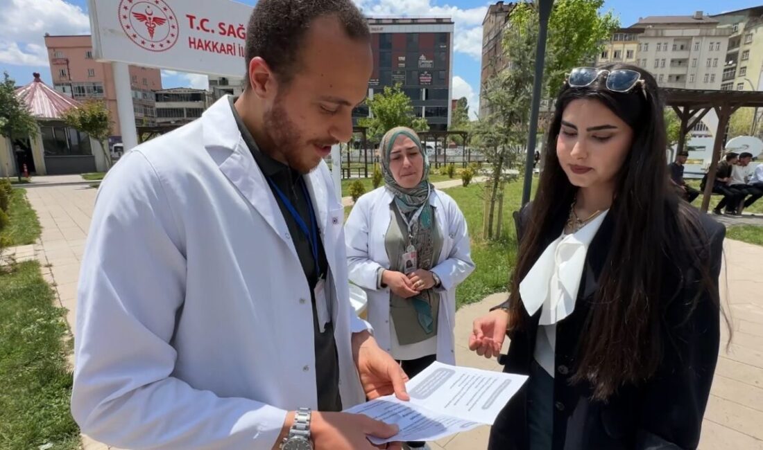 Hakkari’nin Yüksekova ilçesinde sağlık ekipleri, tütün bağımlılığıyla mücadele kapsamında sokak