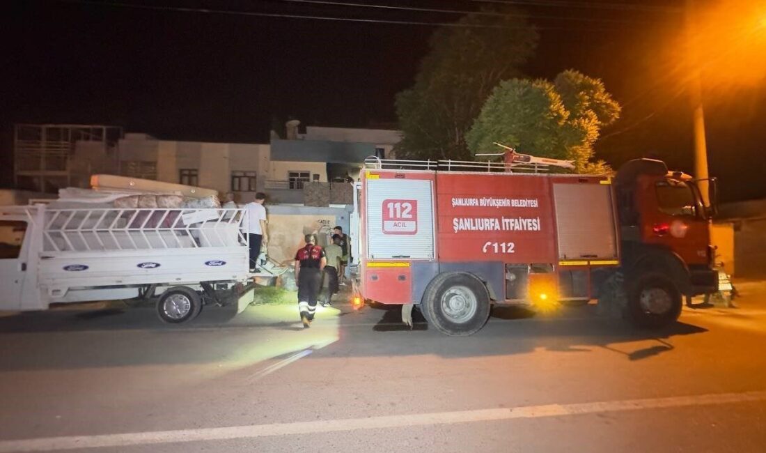 Şanlıurfa’nın Ceylanpınar ilçesinde gece saatlerinde bir evden yükselen alevler mahalleliyi