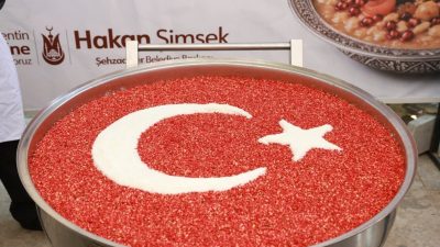 Şehzadeler Belediyesi, Muharrem ayı dolayısıyla ilçenin iki farklı noktasında vatandaşlara