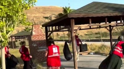 Şırnak’ın Cizre ilçesinde Türk Kızılay gönüllüleri, Dicle Nehri kenarında bulunan