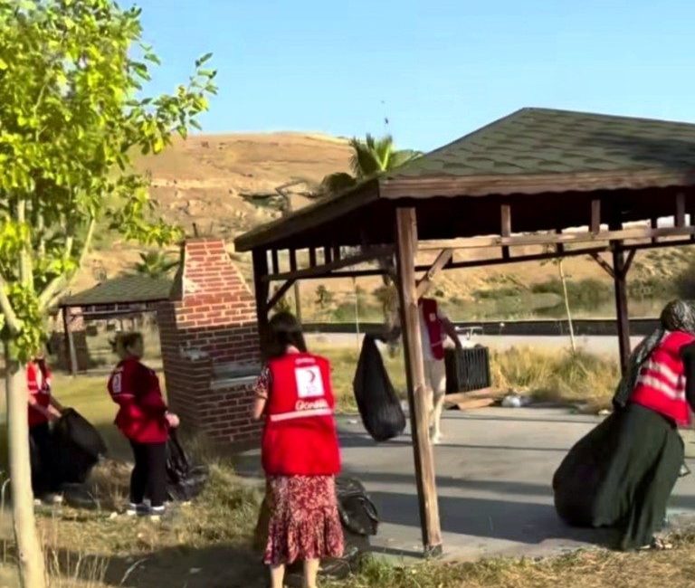 Şırnak’ın Cizre ilçesinde Türk Kızılay gönüllüleri, Dicle Nehri kenarında bulunan