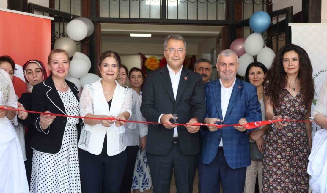 Osmangazi Belediyesi’nin Namık Kemal Mahallesi OSMEK kurslarında eğitim alan kadın