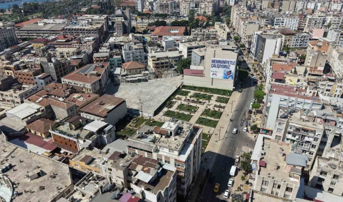 Mersin Büyükşehir Belediyesi, Zafer Çarşısı bölgesinde ruhsatsız yapıların yıkımını sürdürürken,