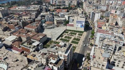 Mersin Büyükşehir Belediyesi, Zafer Çarşısı bölgesinde ruhsatsız yapıların yıkımını sürdürürken,