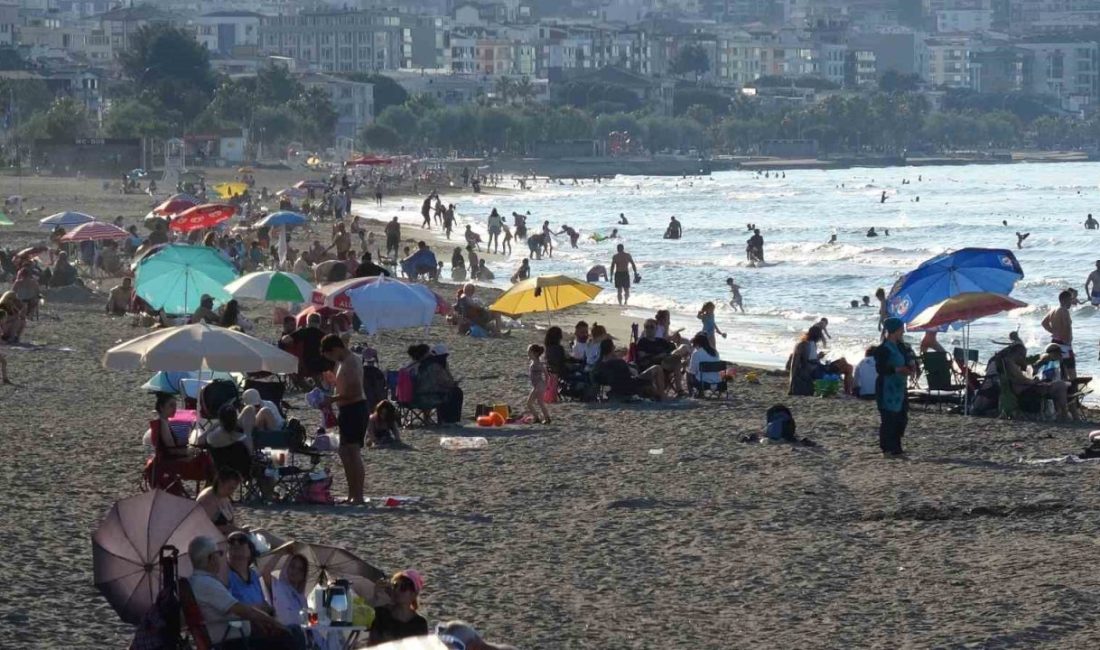Hava sıcaklıklarının artmasıyla birlikte Samsun’un Atakum sahili dolup taştı. Serinlemek