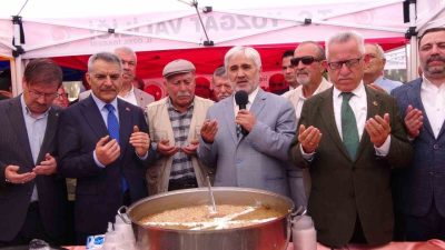 Yozgat’ta kent merkezinde düzenlenen Aşure Günü programı yoğun katılımla gerçekleşti.